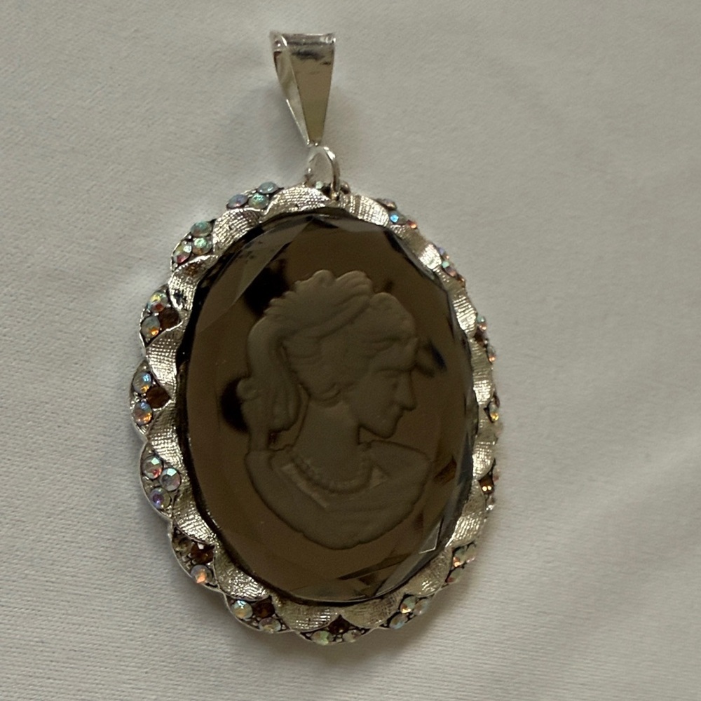 Elegant Silver Cameo Pendant​